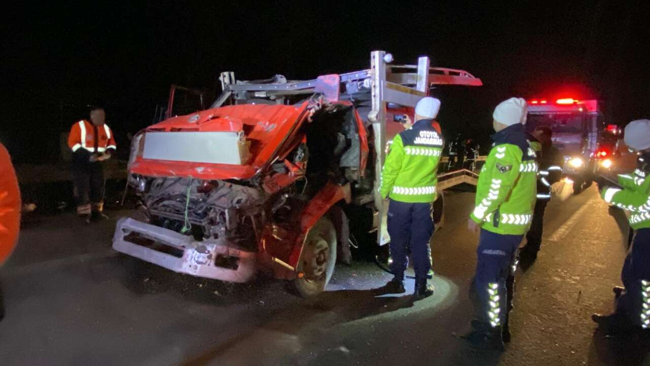 Feci kaza! Taşıdığı araçla çarptığı TIR’ın arasında kaldı 6
